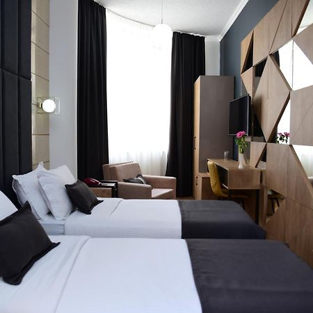 Hotel Comfort Tiranë Phòng bức ảnh