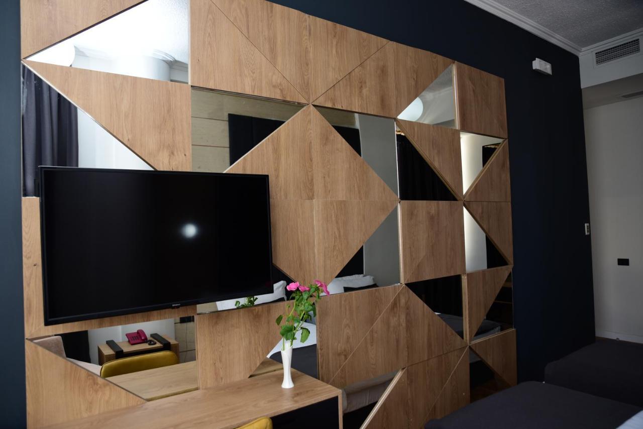 Hotel Comfort Tiranë Ngoại thất bức ảnh