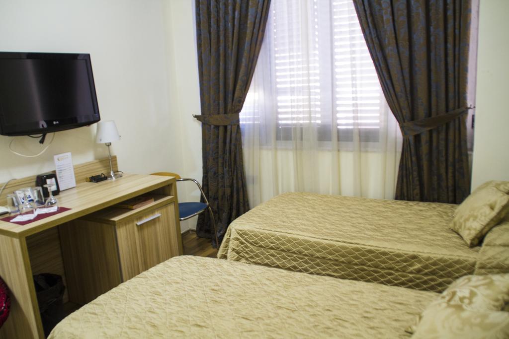 Hotel Comfort Tiranë Ngoại thất bức ảnh