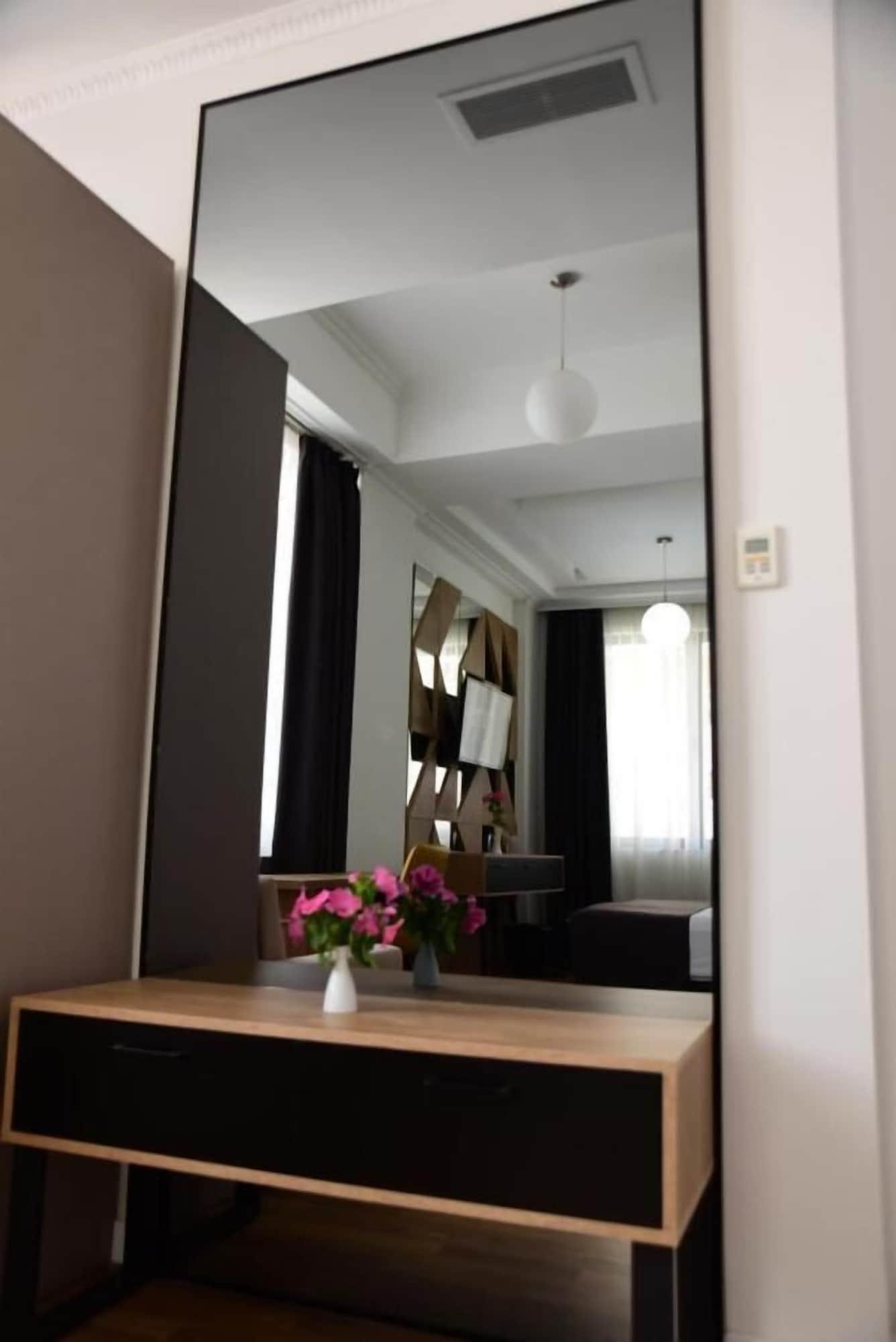 Hotel Comfort Tiranë Ngoại thất bức ảnh