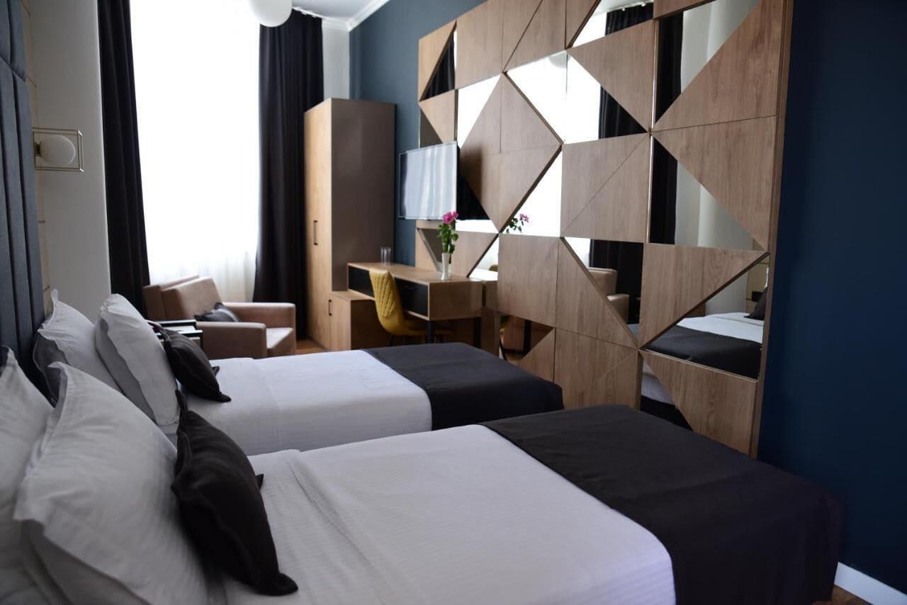 Hotel Comfort Tiranë Ngoại thất bức ảnh