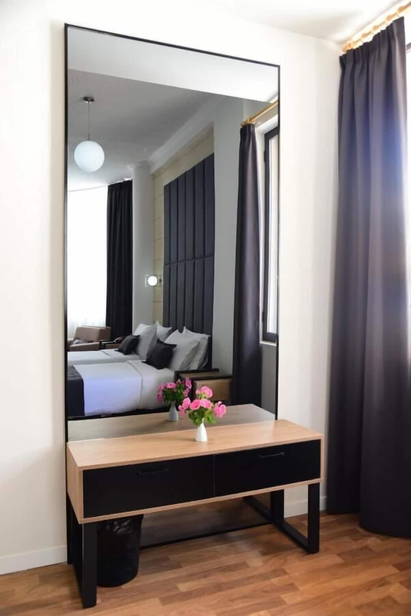 Hotel Comfort Tiranë Ngoại thất bức ảnh