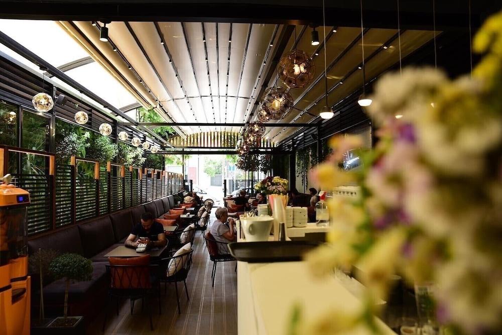 Hotel Comfort Tiranë Ngoại thất bức ảnh