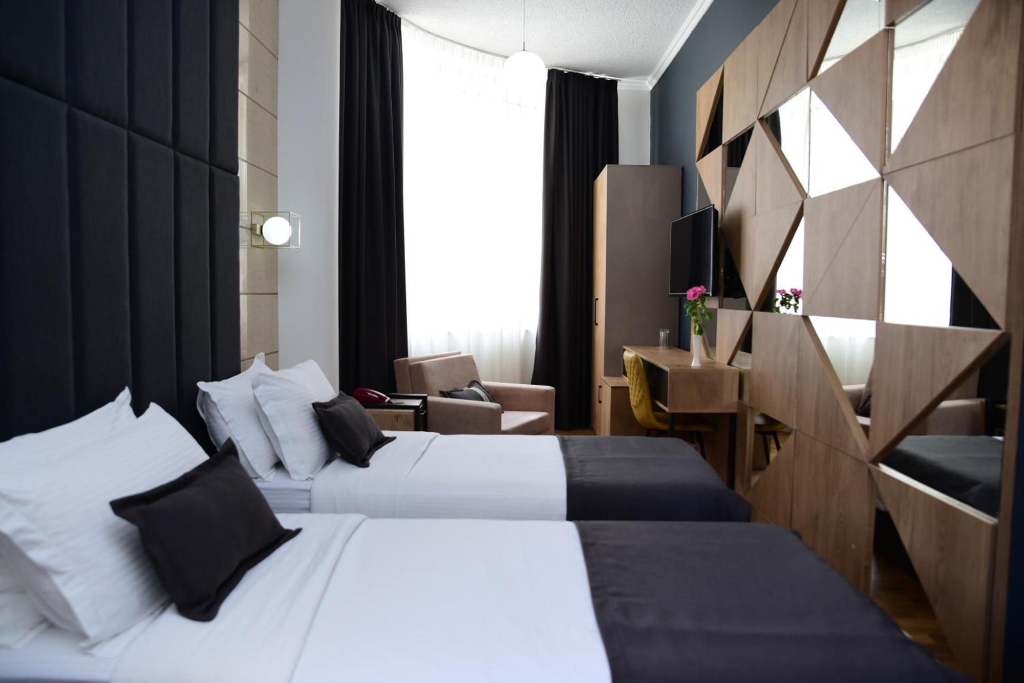 Hotel Comfort Tiranë Phòng bức ảnh