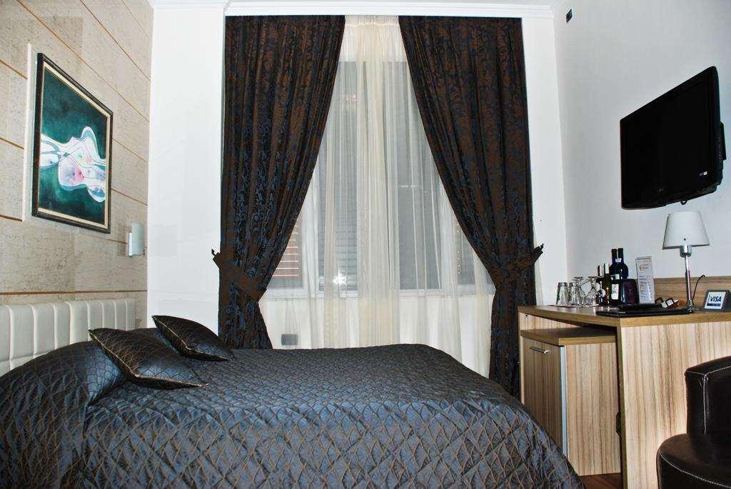 Hotel Comfort Tiranë Phòng bức ảnh