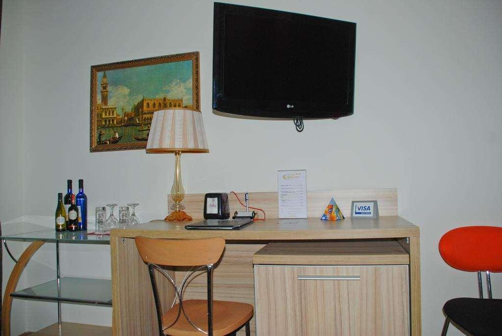 Hotel Comfort Tiranë Phòng bức ảnh